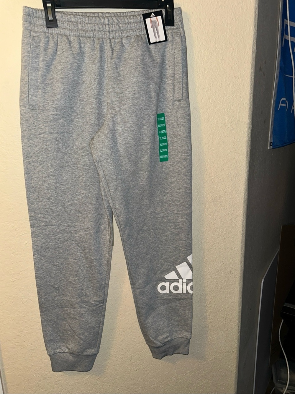 Adidas BOYS Sweatpants Logo Joggers ( Heather Grey XL 18/20)